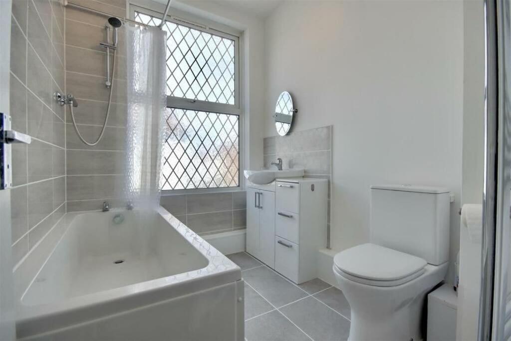 Improved Private House In Central Location Portsmouth Exterior foto